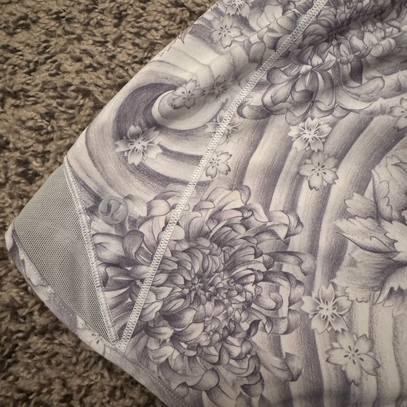 Lululemon “Hotty Hot” Shorts Size 10 - Picture 3 of 4